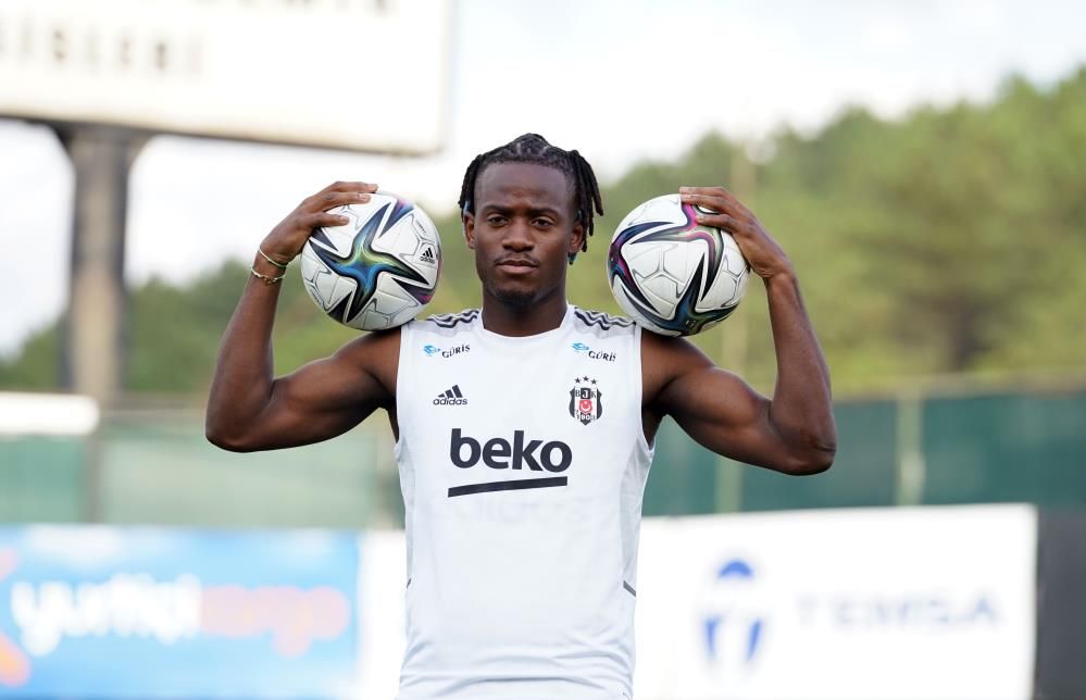 Beşiktaş'ta yıldız futbolcu Michy Batshuayi, sosyal medyadan siyah-beyazlı kulübe veda etti 6