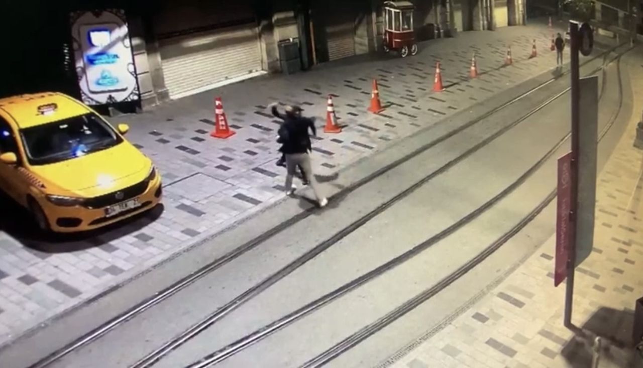 Taksim'de İngiliz turisti bıçaklayıp, gasp ettiler! Dehşet anları kamerada 1
