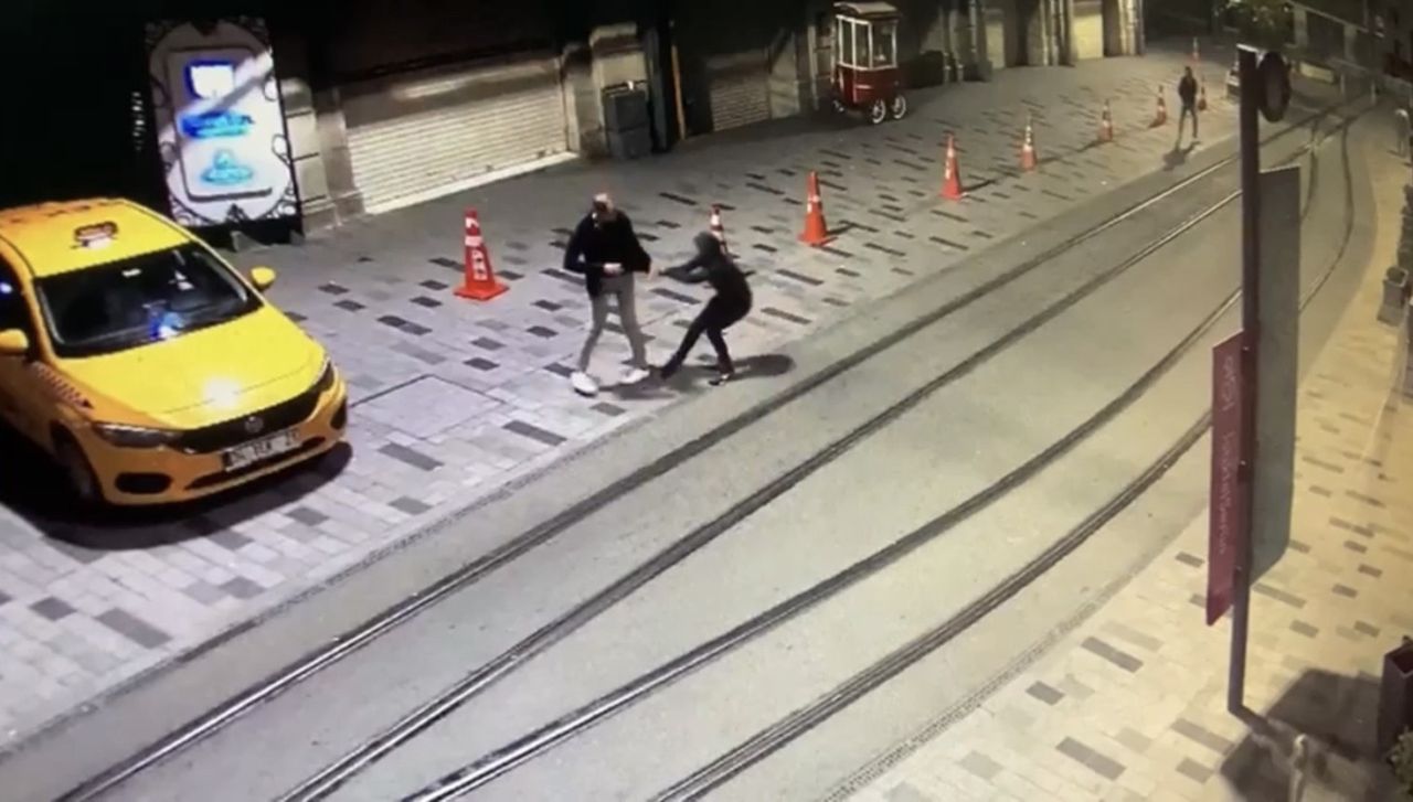 Taksim'de İngiliz turisti bıçaklayıp, gasp ettiler! Dehşet anları kamerada 2