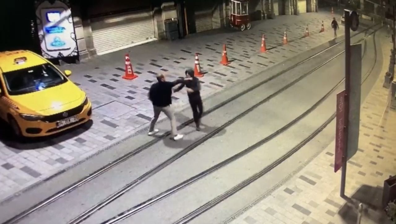 Taksim'de İngiliz turisti bıçaklayıp, gasp ettiler! Dehşet anları kamerada 3