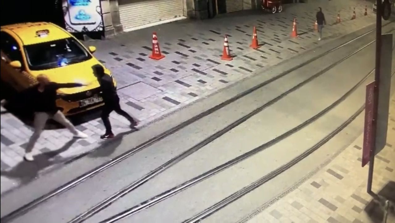 Taksim'de İngiliz turisti bıçaklayıp, gasp ettiler! Dehşet anları kamerada 4