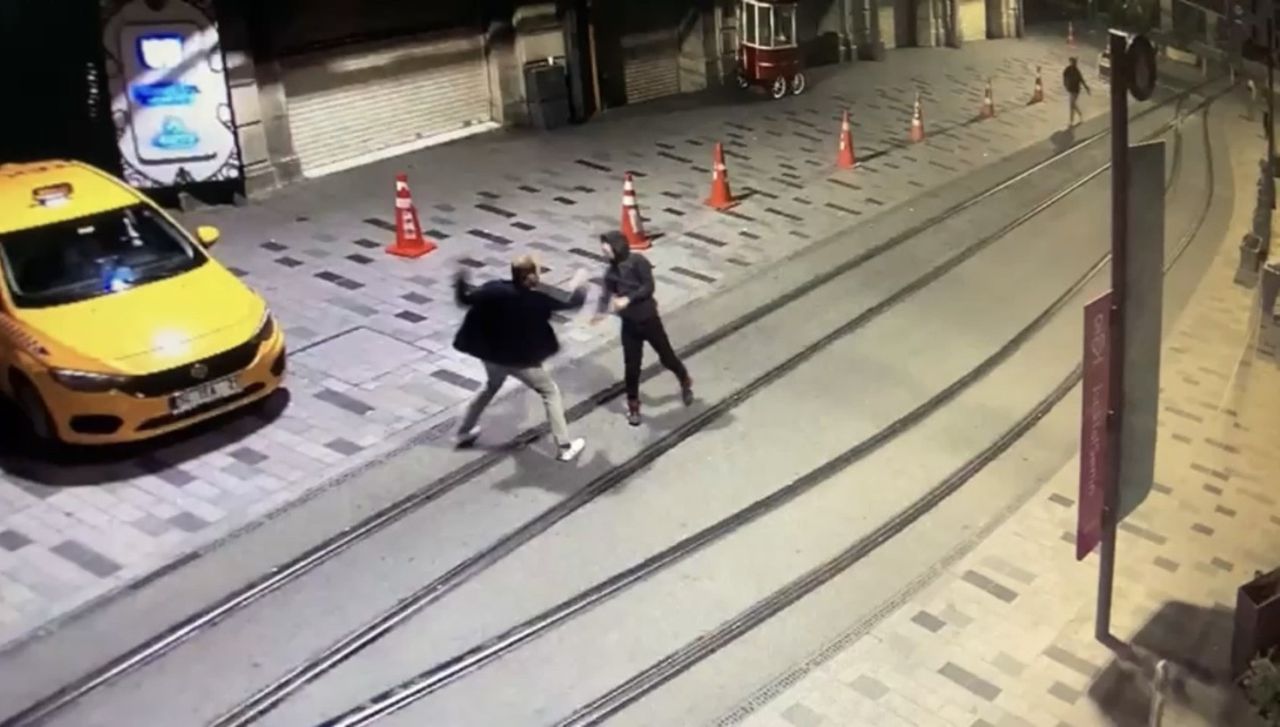 Taksim'de İngiliz turisti bıçaklayıp, gasp ettiler! Dehşet anları kamerada 5