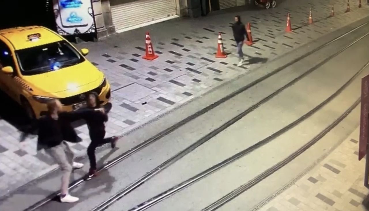 Taksim'de İngiliz turisti bıçaklayıp, gasp ettiler! Dehşet anları kamerada 6