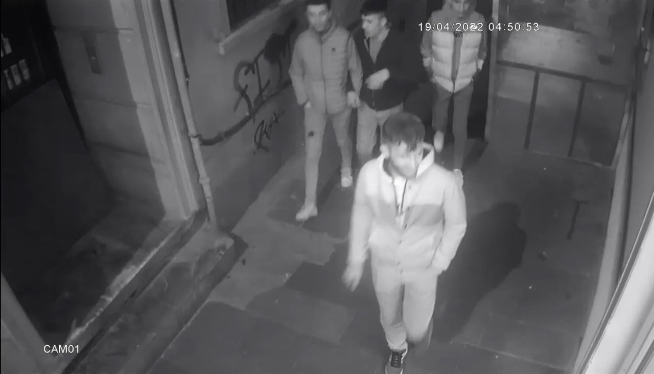 Taksim'de İngiliz turisti bıçaklayıp, gasp ettiler! Dehşet anları kamerada 7
