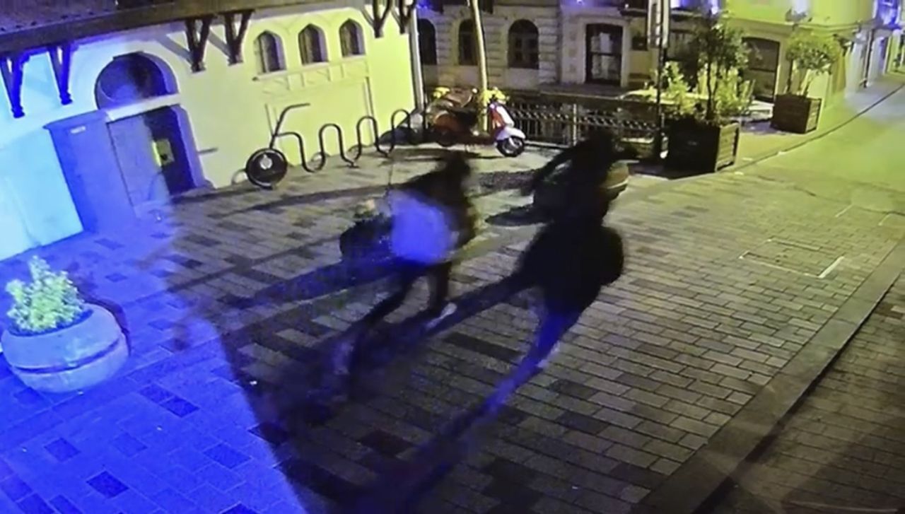 Taksim'de İngiliz turisti bıçaklayıp, gasp ettiler! Dehşet anları kamerada 8