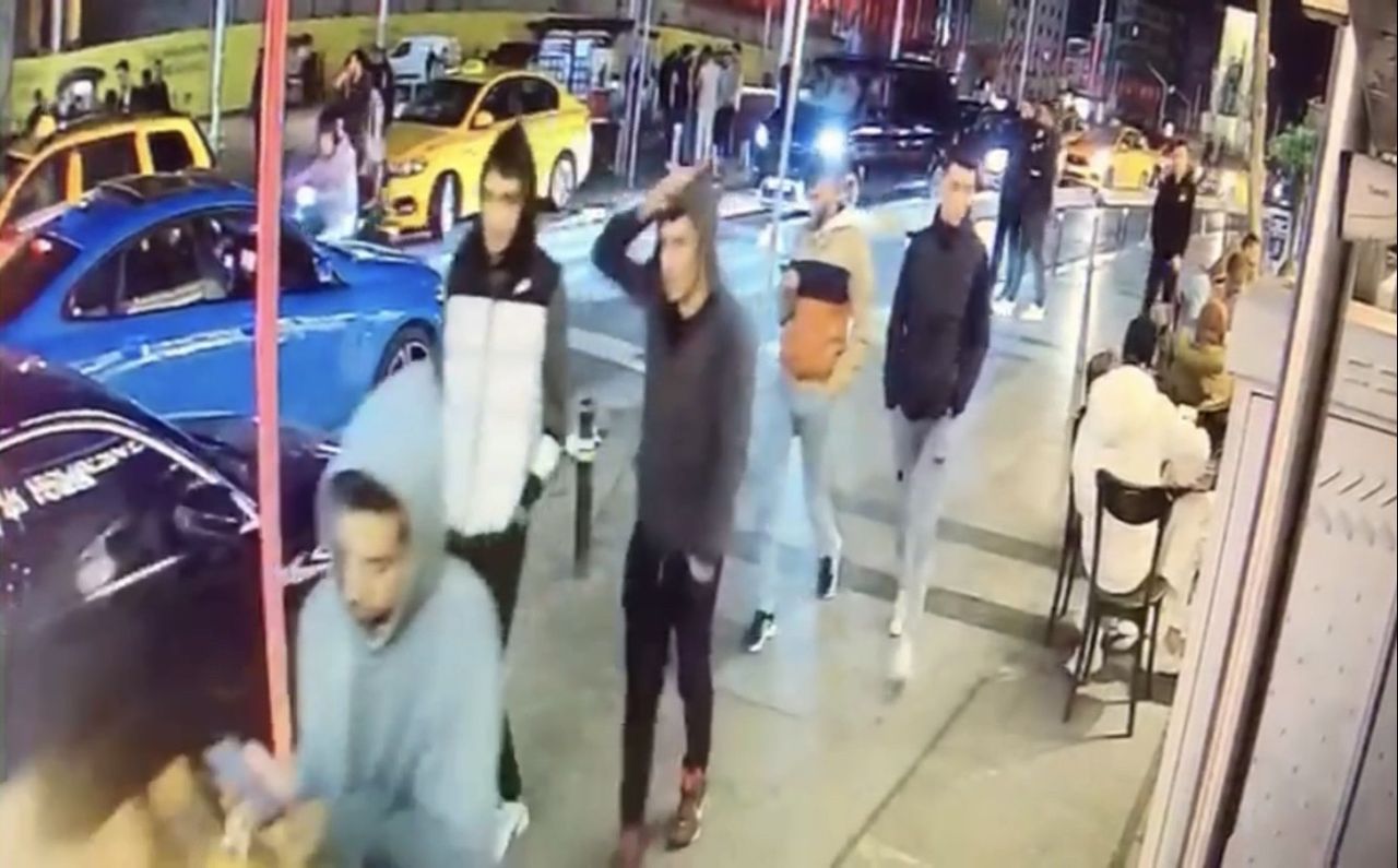 Taksim'de İngiliz turisti bıçaklayıp, gasp ettiler! Dehşet anları kamerada 9
