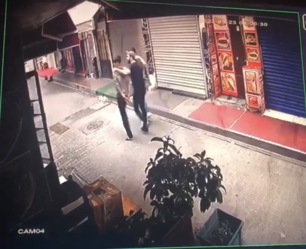 Taksim'de İngiliz turisti bıçaklayıp, gasp ettiler! Dehşet anları kamerada 10