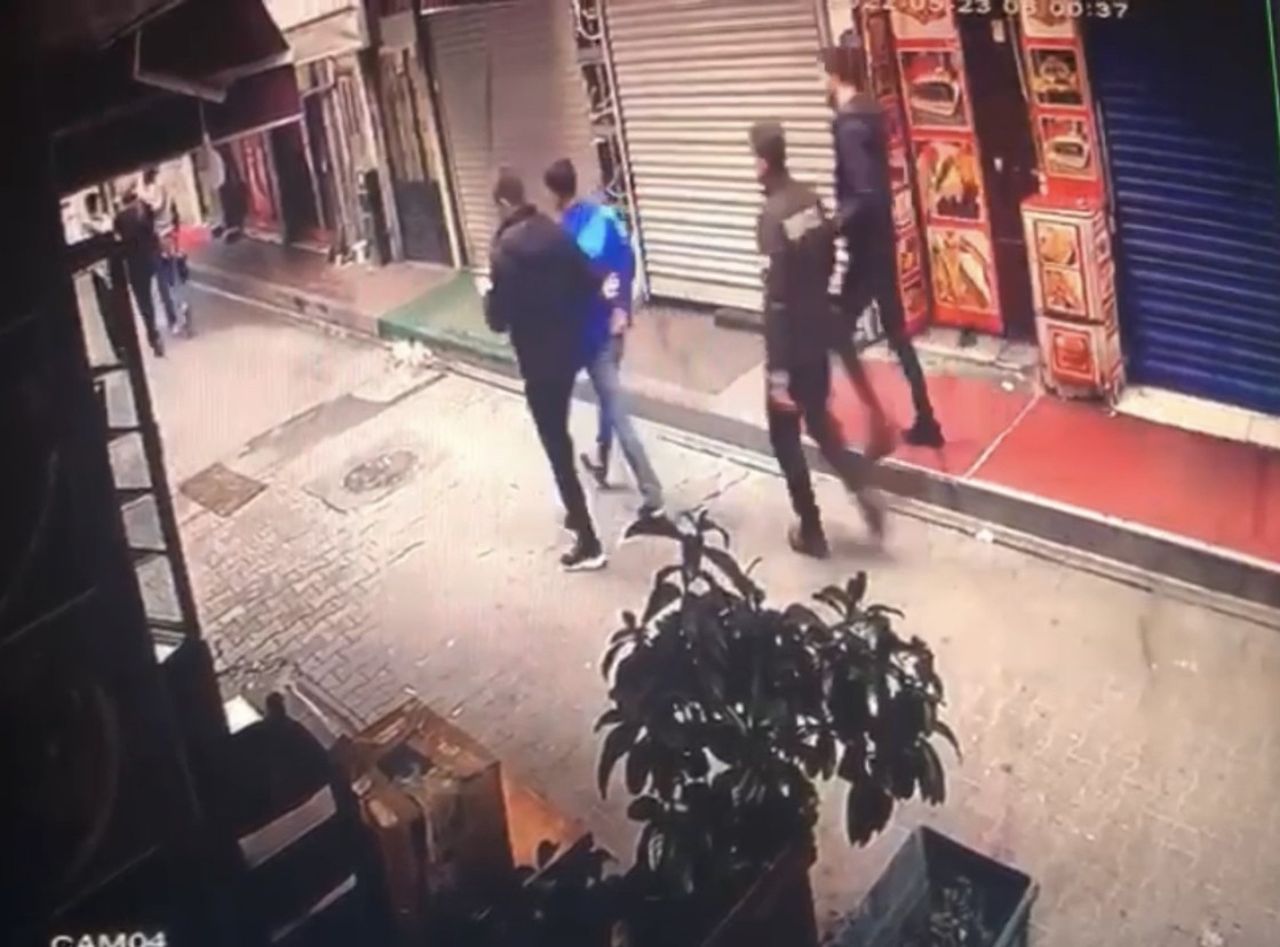 Taksim'de İngiliz turisti bıçaklayıp, gasp ettiler! Dehşet anları kamerada 11