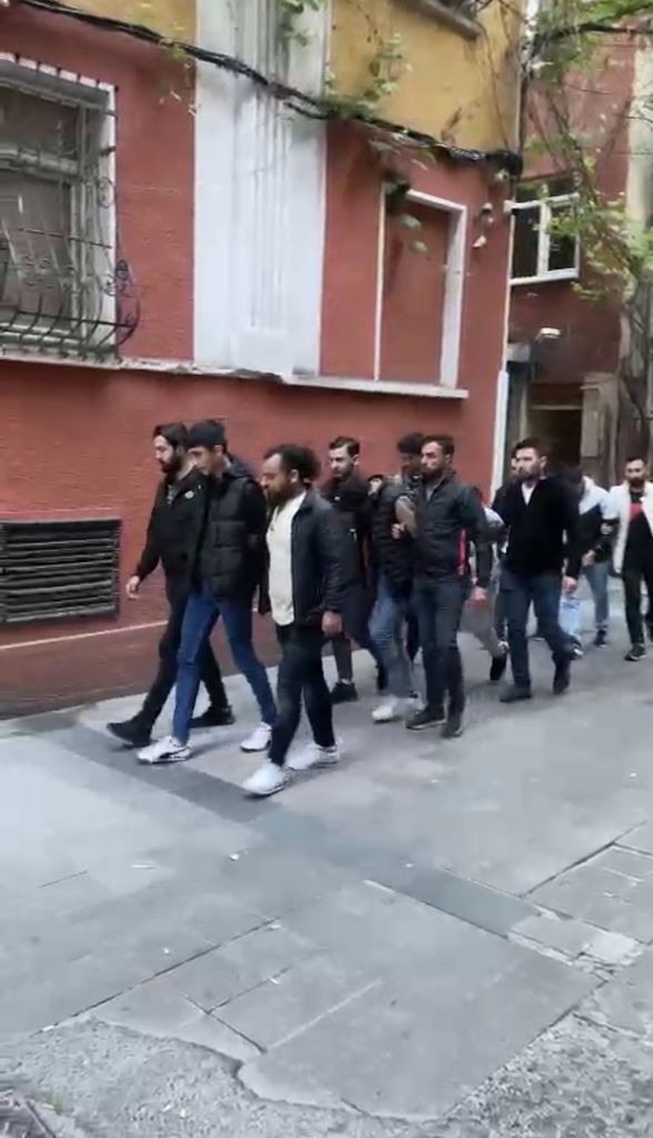 Taksim'de İngiliz turisti bıçaklayıp, gasp ettiler! Dehşet anları kamerada 12