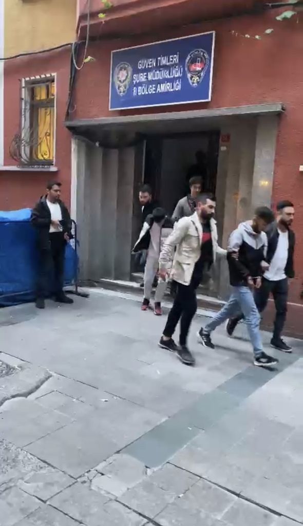 Taksim'de İngiliz turisti bıçaklayıp, gasp ettiler! Dehşet anları kamerada 13