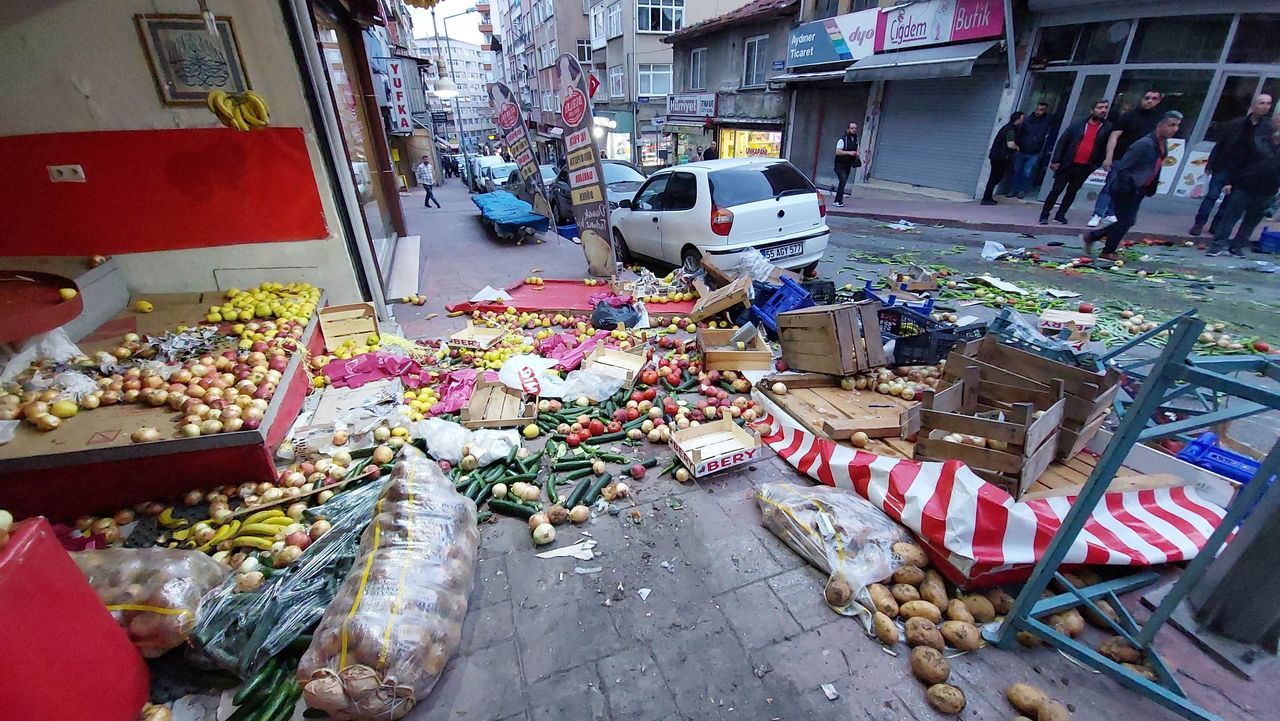 Manavda önce silahlı çatışma, sonra kundaklama: 3'ü ağır 5 yaralı 2