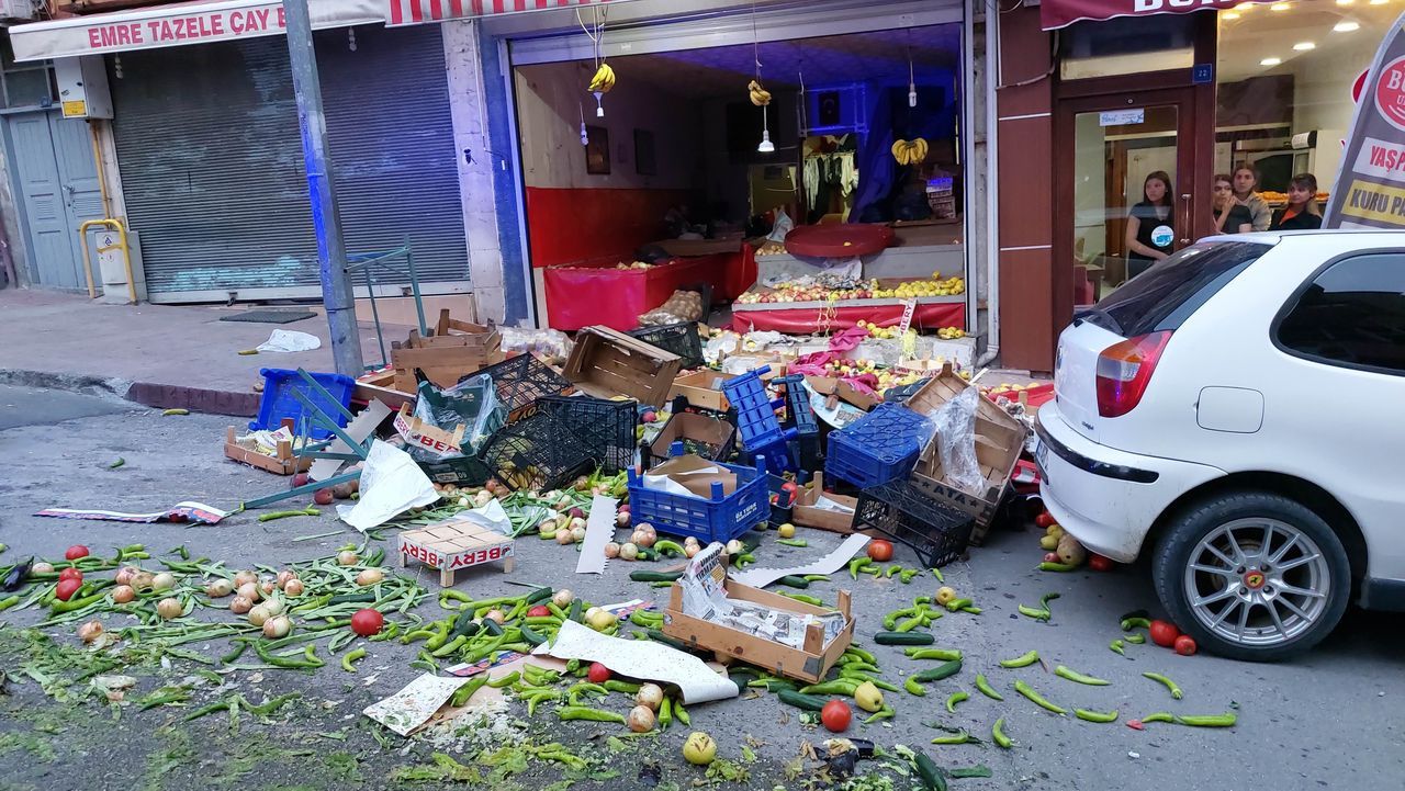 Manavda önce silahlı çatışma, sonra kundaklama: 3'ü ağır 5 yaralı 4