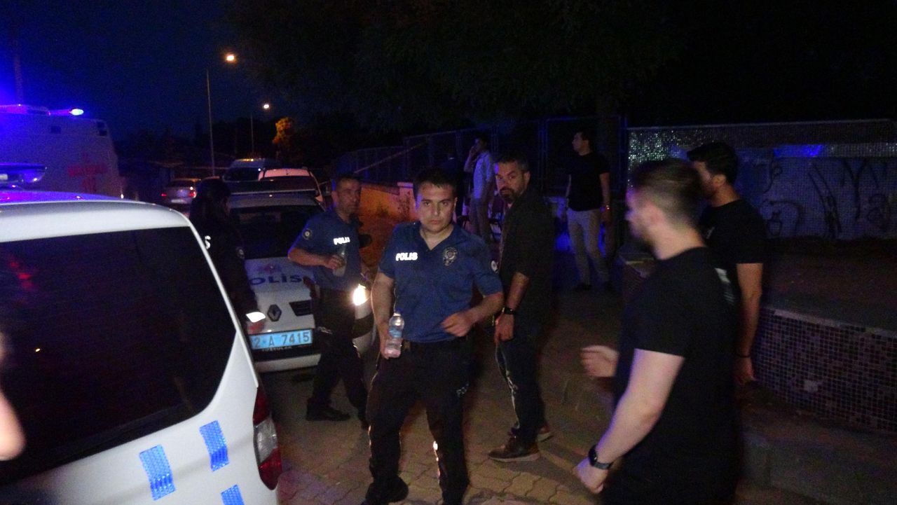Silahla kayınpederinin evini bastı! Babasıyla birlikte meydan dayağı yedi 5