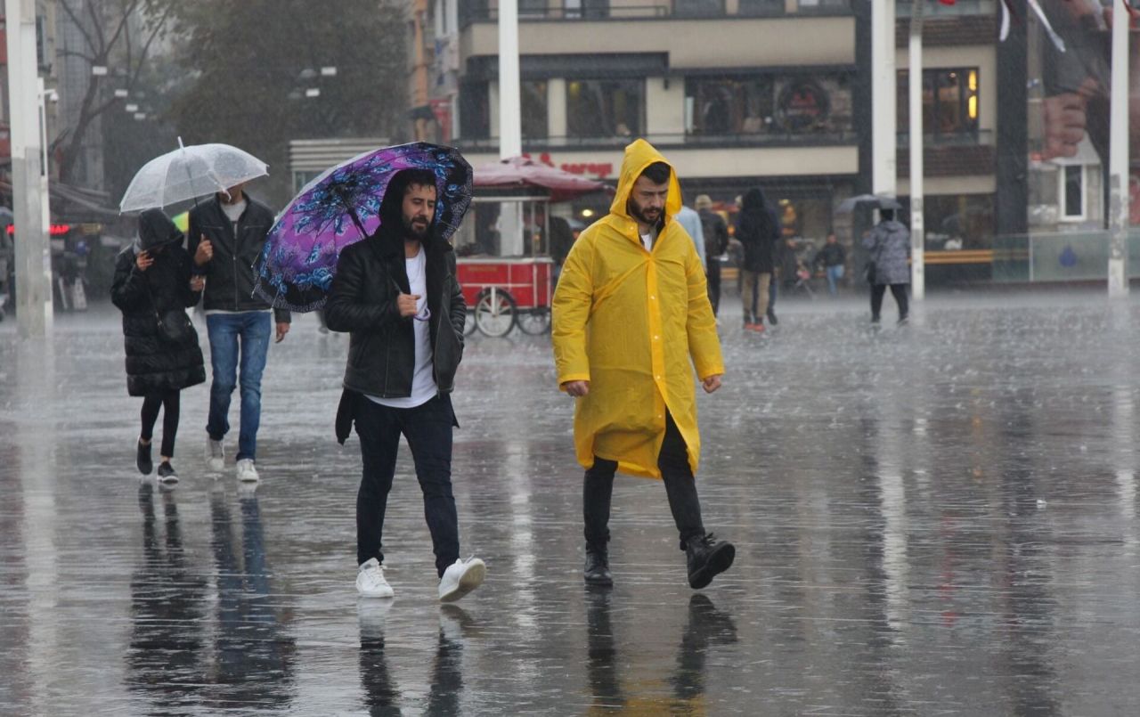 Şemsiyesiz evden çıkmayın: İstanbul'da güneşli havaya mola! 1