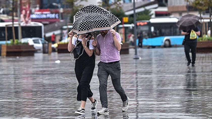 Şemsiyesiz evden çıkmayın: İstanbul'da güneşli havaya mola! 2