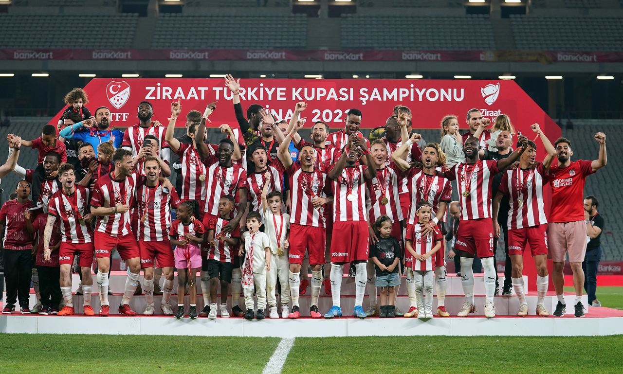 Ziraat Türkiye Kupası'nı ilk kez kazanan Sivasspor kupasını aldı 1