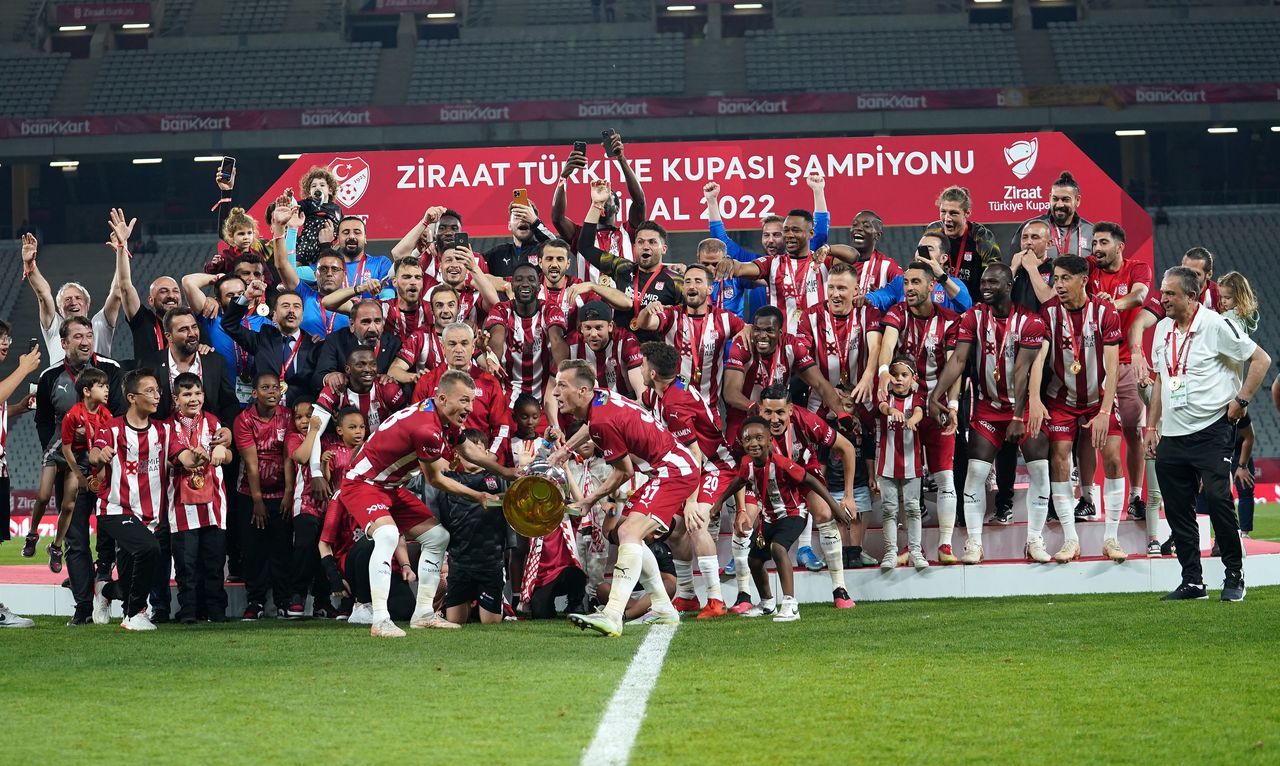 Ziraat Türkiye Kupası'nı ilk kez kazanan Sivasspor kupasını aldı 2
