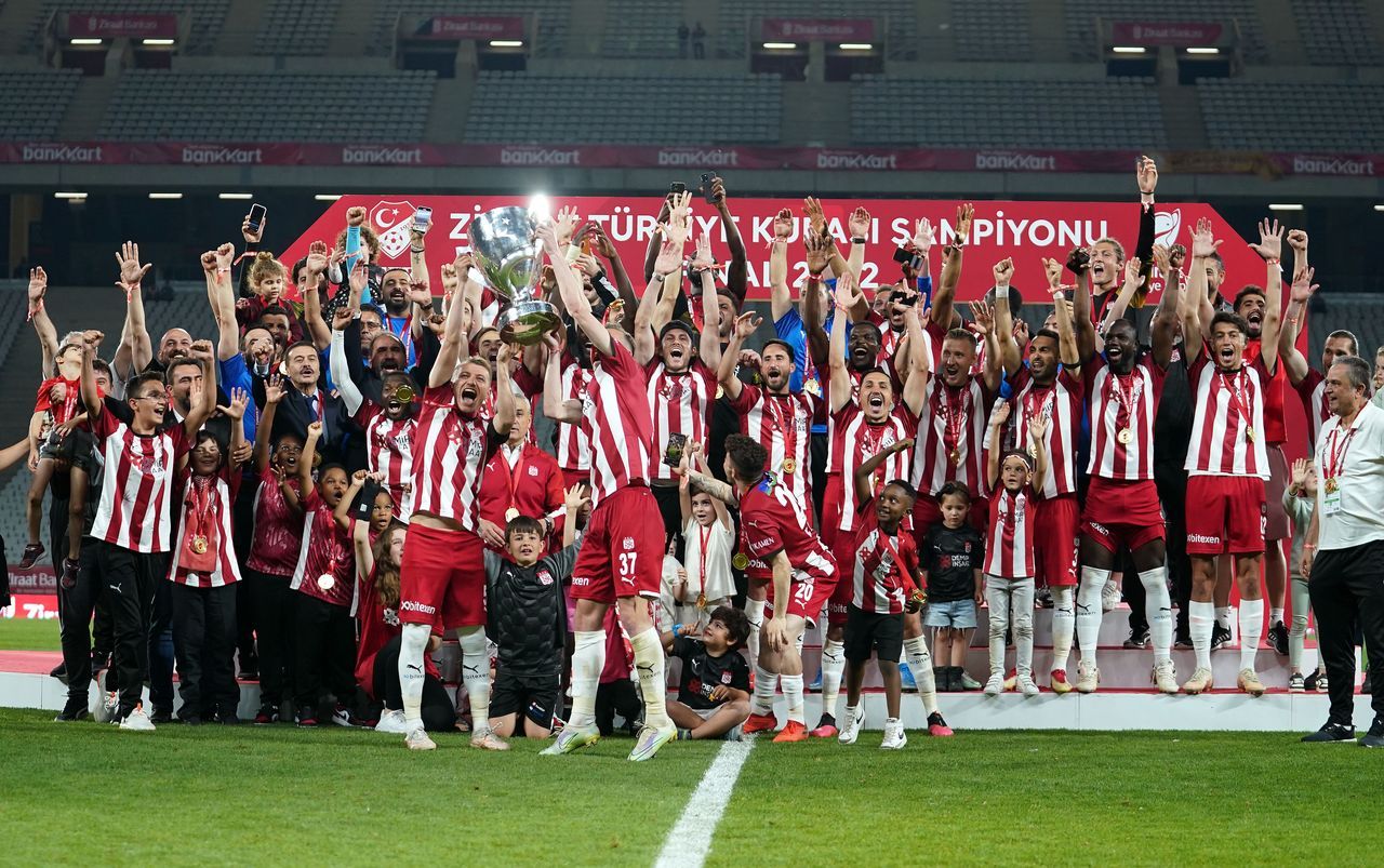 Ziraat Türkiye Kupası'nı ilk kez kazanan Sivasspor kupasını aldı 3