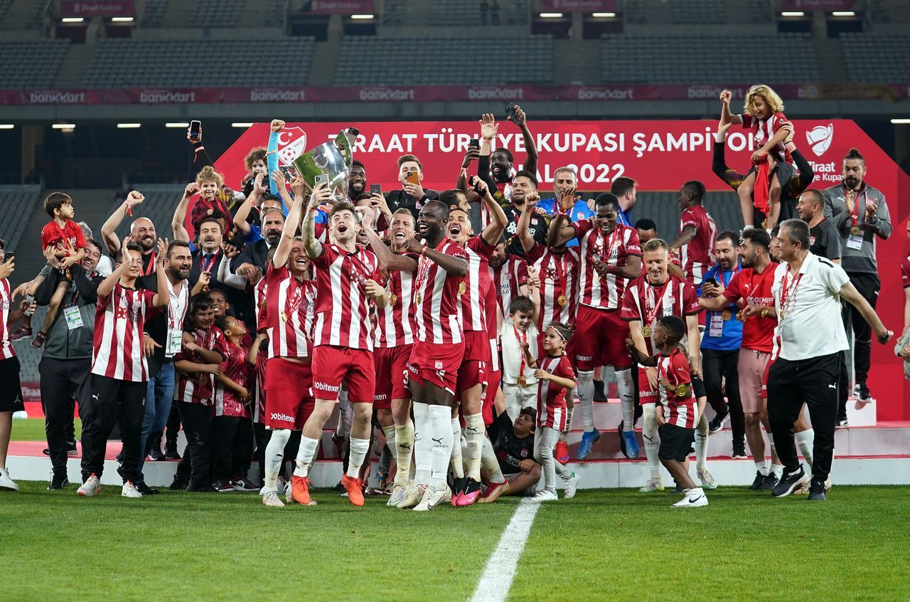 Ziraat Türkiye Kupası'nı ilk kez kazanan Sivasspor kupasını aldı 4