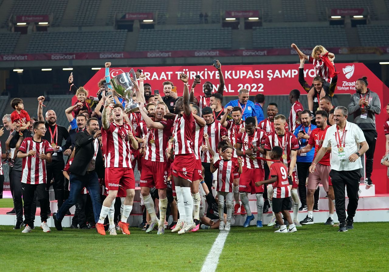 Ziraat Türkiye Kupası'nı ilk kez kazanan Sivasspor kupasını aldı 5