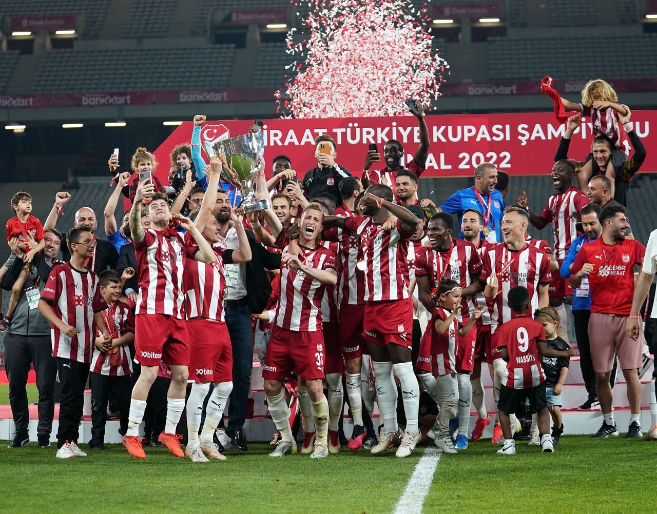 Ziraat Türkiye Kupası'nı ilk kez kazanan Sivasspor kupasını aldı 6