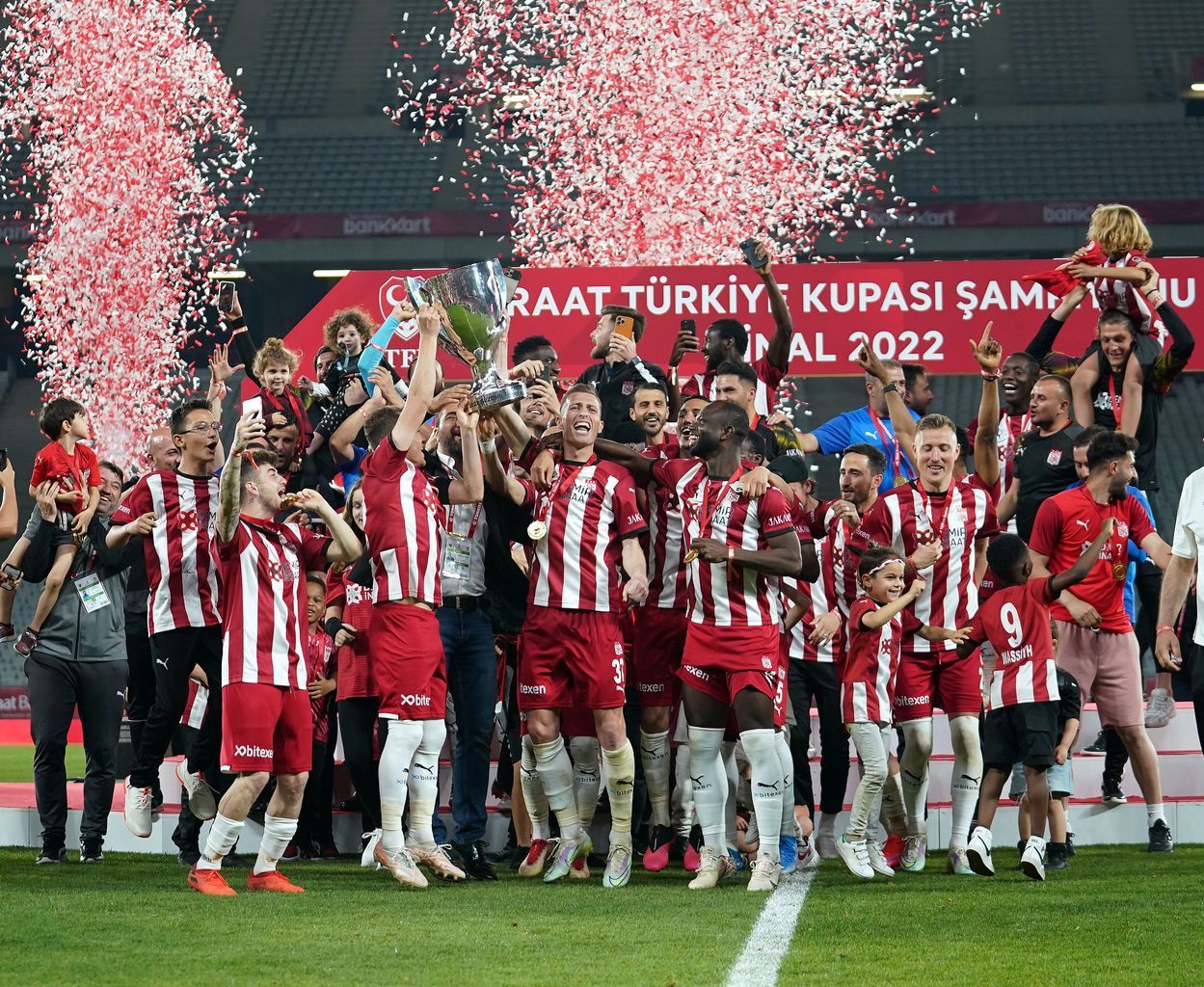 Ziraat Türkiye Kupası'nı ilk kez kazanan Sivasspor kupasını aldı 7