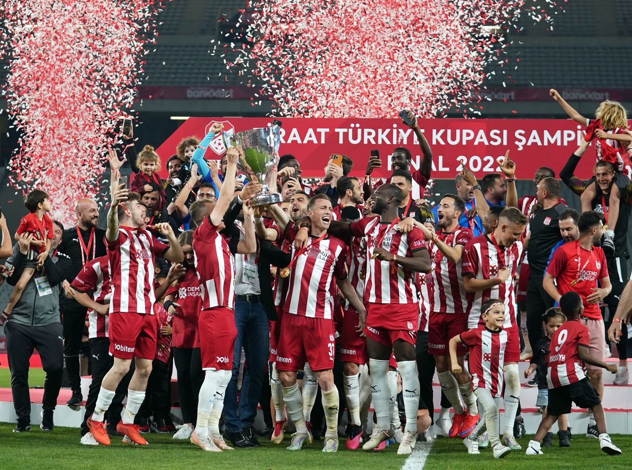 Ziraat Türkiye Kupası'nı ilk kez kazanan Sivasspor kupasını aldı 8