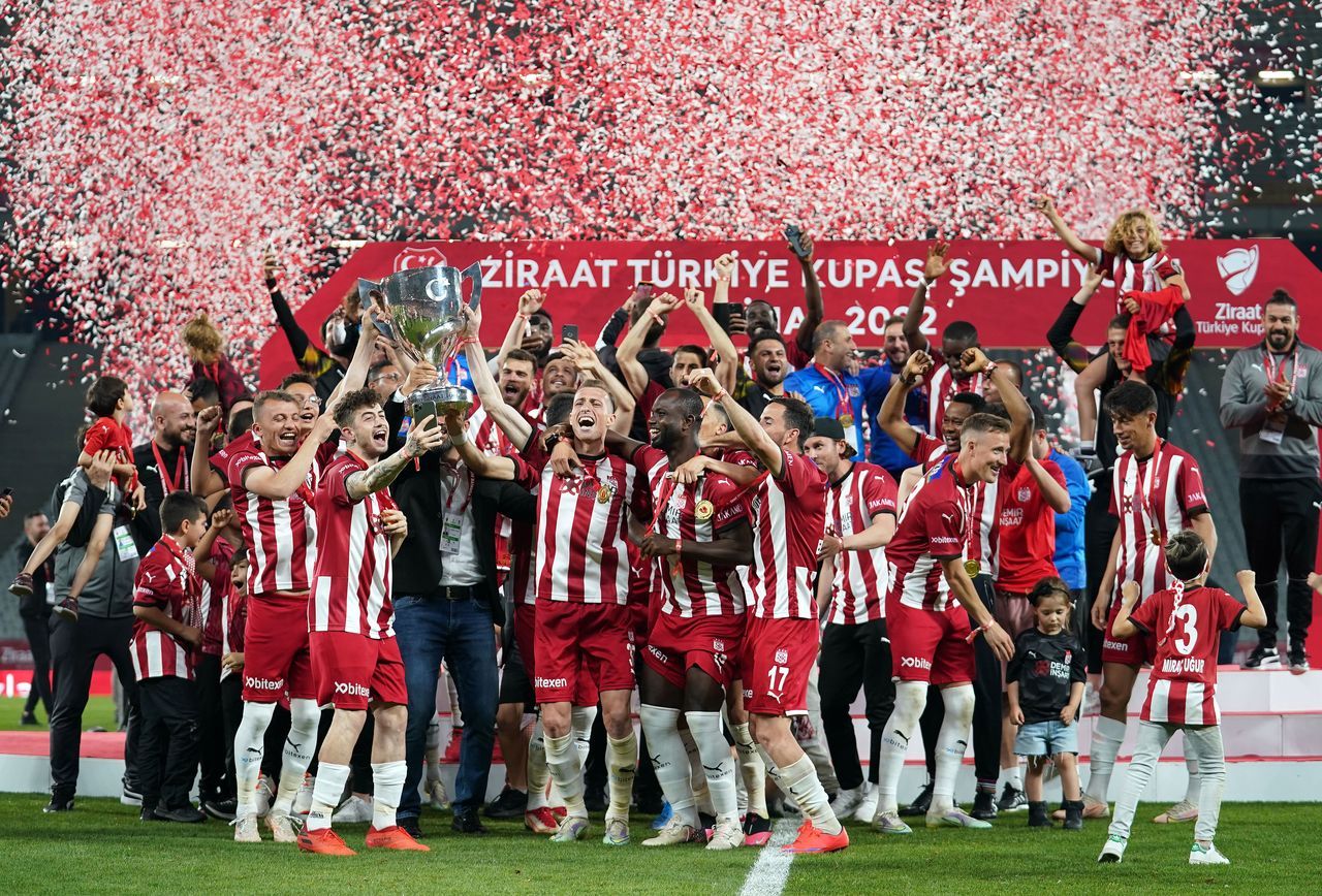 Ziraat Türkiye Kupası'nı ilk kez kazanan Sivasspor kupasını aldı 9