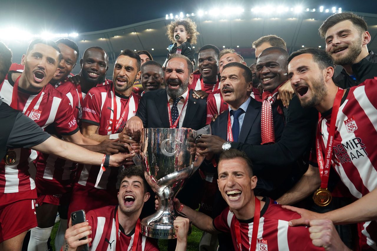 Ziraat Türkiye Kupası'nı ilk kez kazanan Sivasspor kupasını aldı 10
