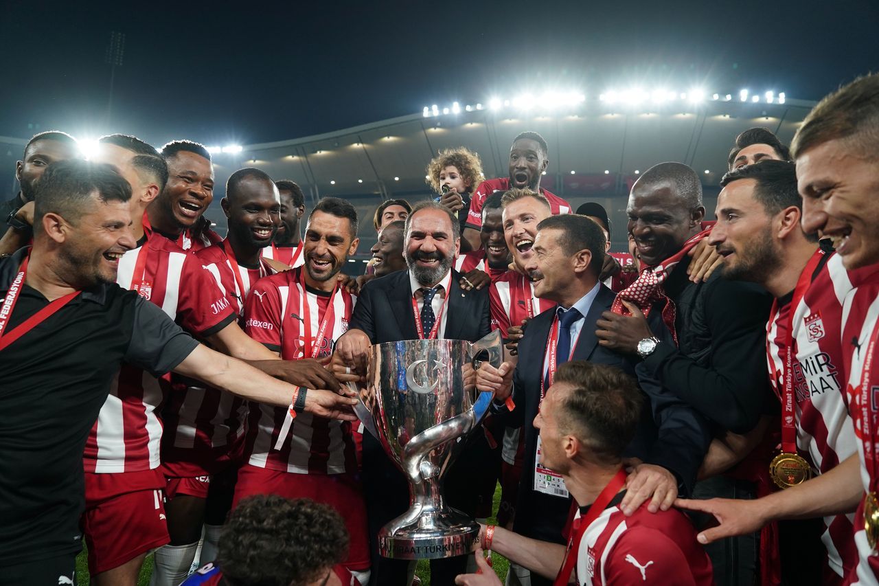 Ziraat Türkiye Kupası'nı ilk kez kazanan Sivasspor kupasını aldı 11