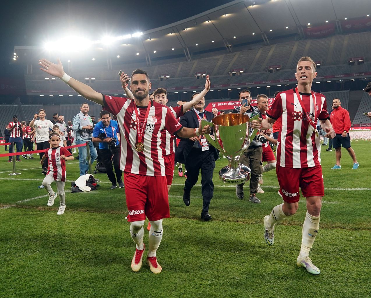 Ziraat Türkiye Kupası'nı ilk kez kazanan Sivasspor kupasını aldı 12