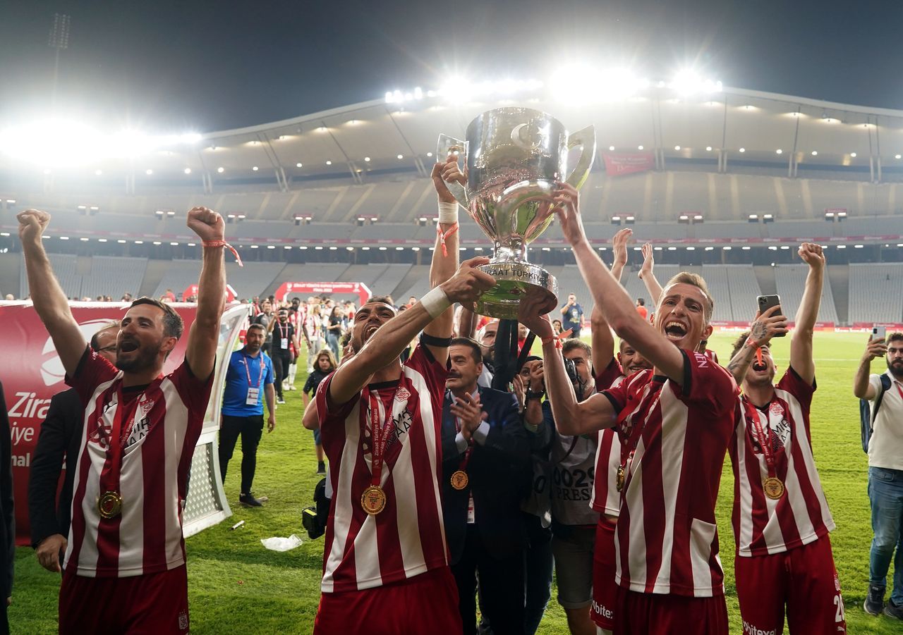 Ziraat Türkiye Kupası'nı ilk kez kazanan Sivasspor kupasını aldı 13