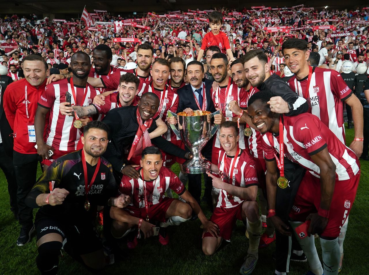 Ziraat Türkiye Kupası'nı ilk kez kazanan Sivasspor kupasını aldı 14