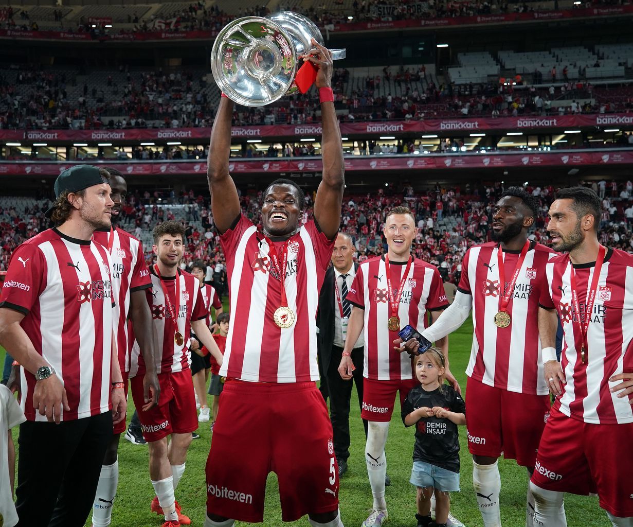 Ziraat Türkiye Kupası'nı ilk kez kazanan Sivasspor kupasını aldı 15