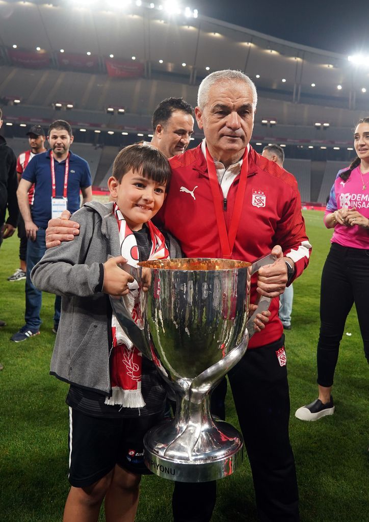 Ziraat Türkiye Kupası'nı ilk kez kazanan Sivasspor kupasını aldı 16