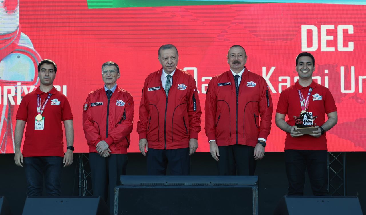 Erdoğan ve Aliyev, TEKNOFEST’te kazanan takımlara ödüllerini verdi 6
