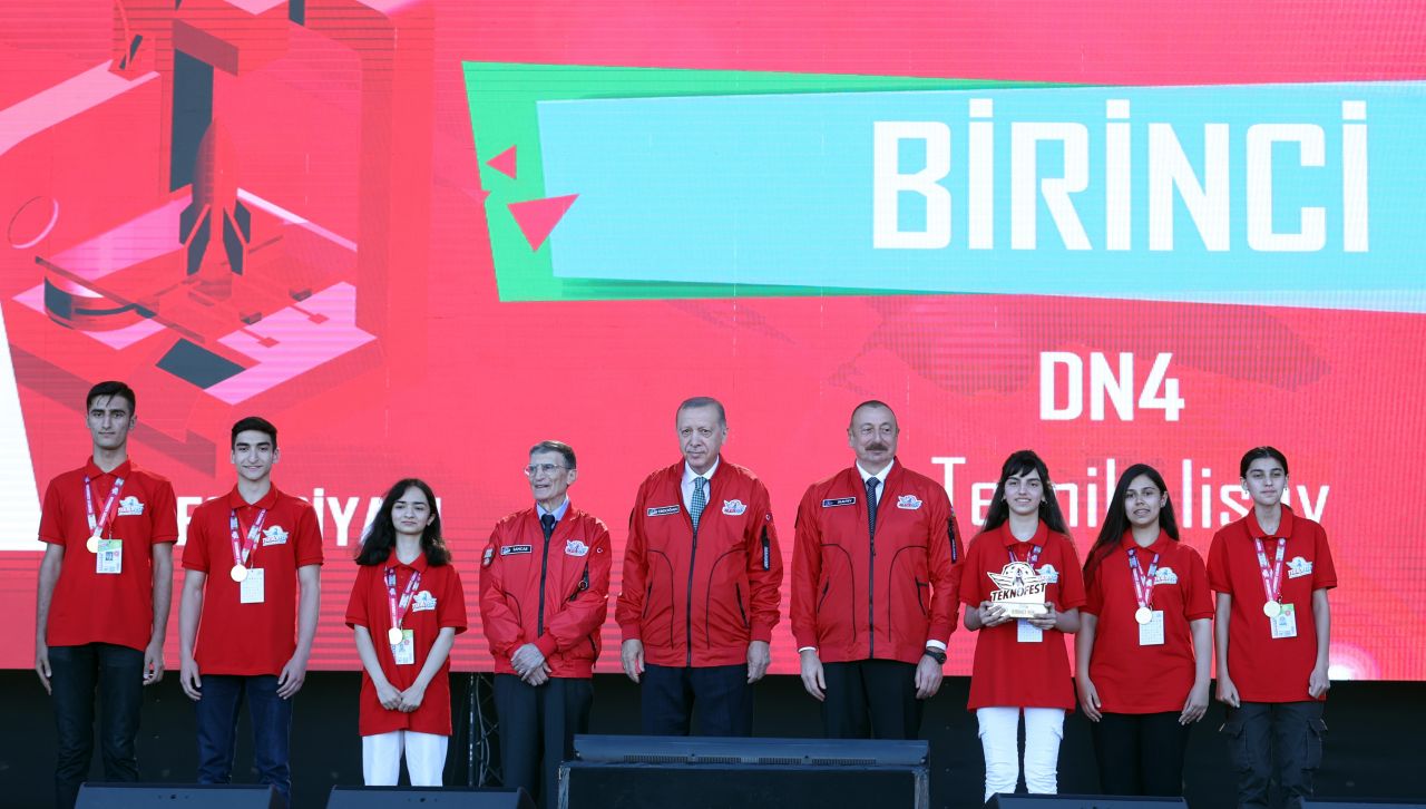 Erdoğan ve Aliyev, TEKNOFEST’te kazanan takımlara ödüllerini verdi 8