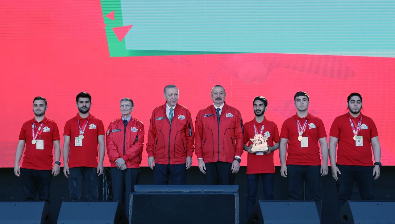 Erdoğan ve Aliyev, TEKNOFEST’te kazanan takımlara ödüllerini verdi 9