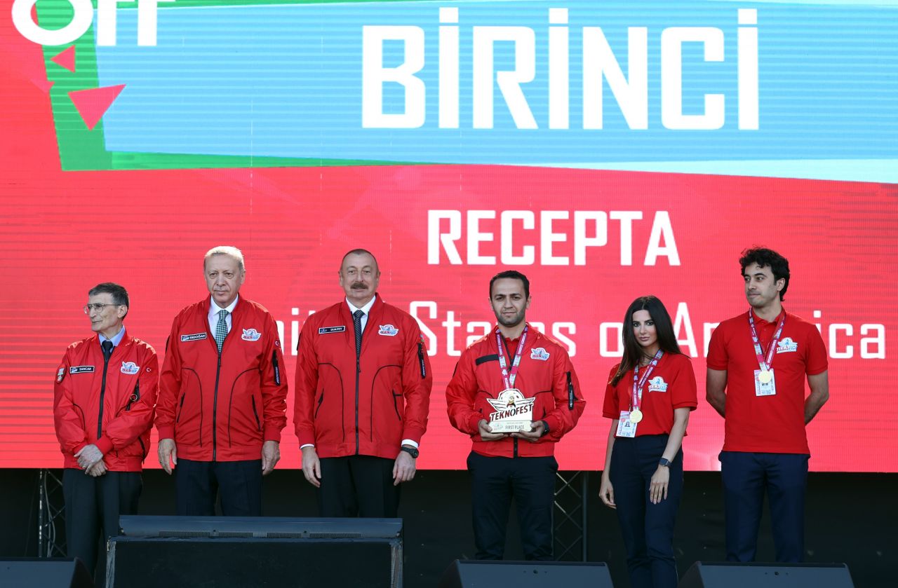 Erdoğan ve Aliyev, TEKNOFEST’te kazanan takımlara ödüllerini verdi 12