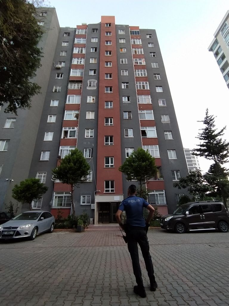 13 yaşındaki kız 11’inci kattaki yangın merdiveninden aşağı atladı 1