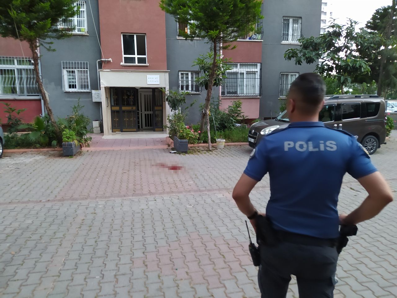 13 yaşındaki kız 11’inci kattaki yangın merdiveninden aşağı atladı 2