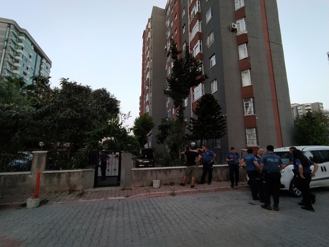 13 yaşındaki kız 11’inci kattaki yangın merdiveninden aşağı atladı 3
