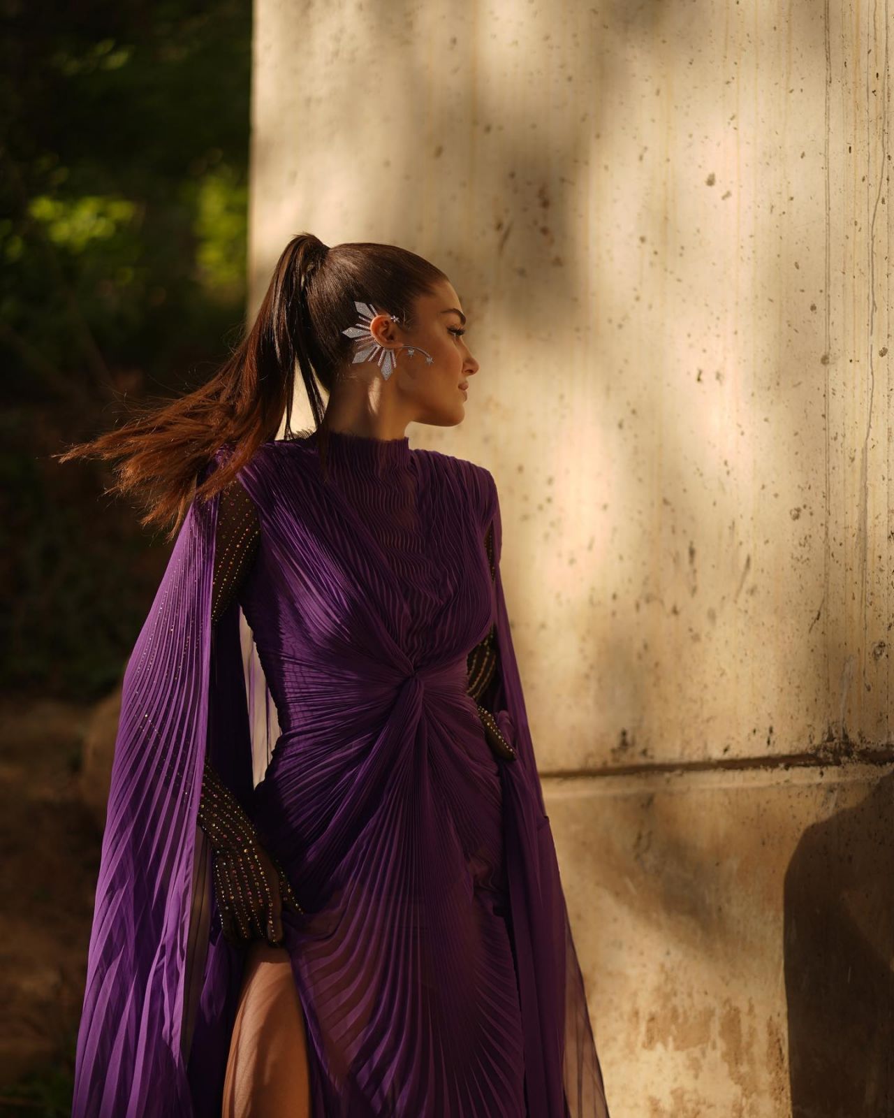 Hande Erçel transparan Gucci elbisesiyle ödül töreninde fırtına gibi esti 4