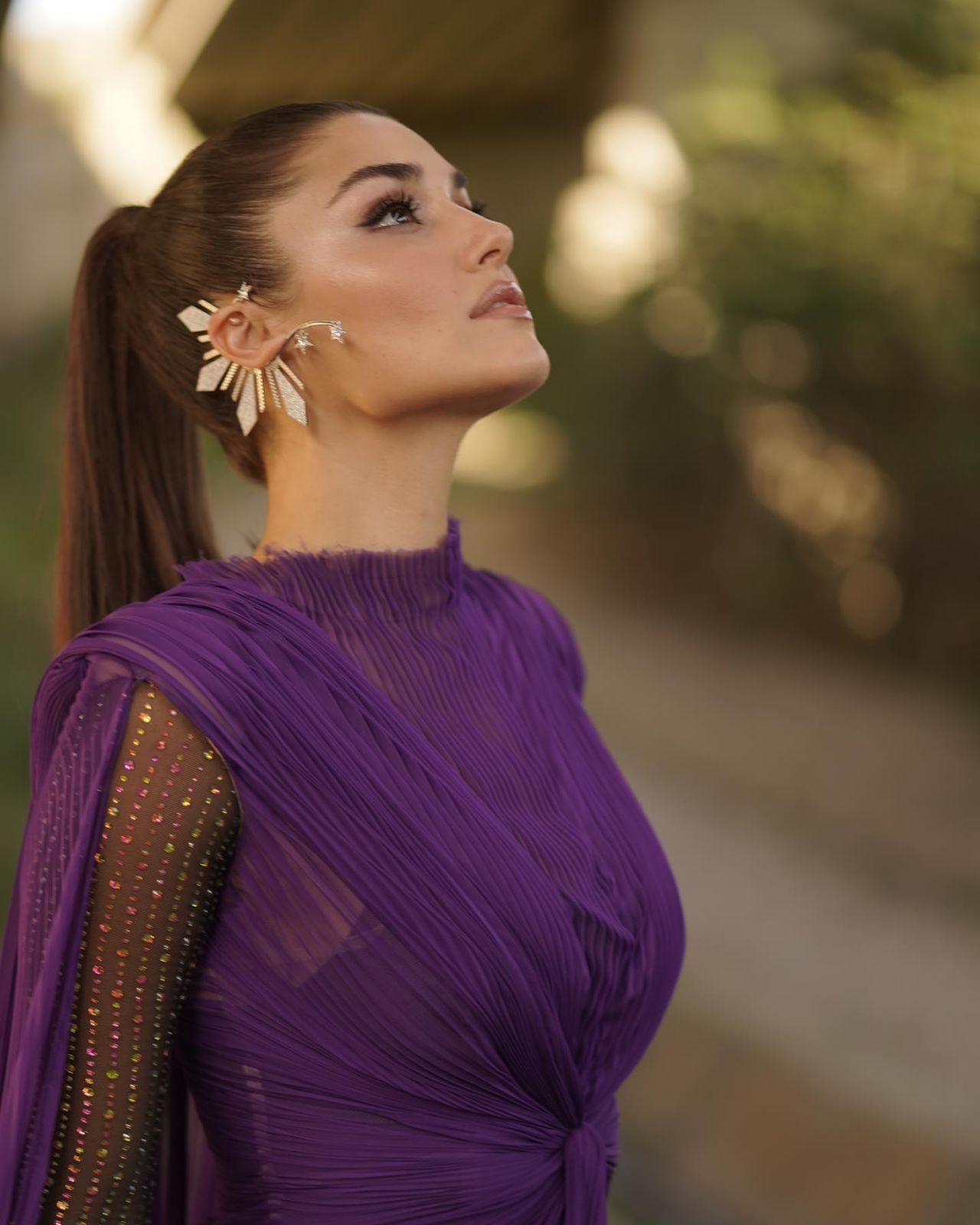 Hande Erçel transparan Gucci elbisesiyle ödül töreninde fırtına gibi esti 8