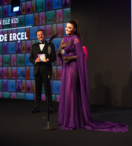 Hande Erçel transparan Gucci elbisesiyle ödül töreninde fırtına gibi esti 2