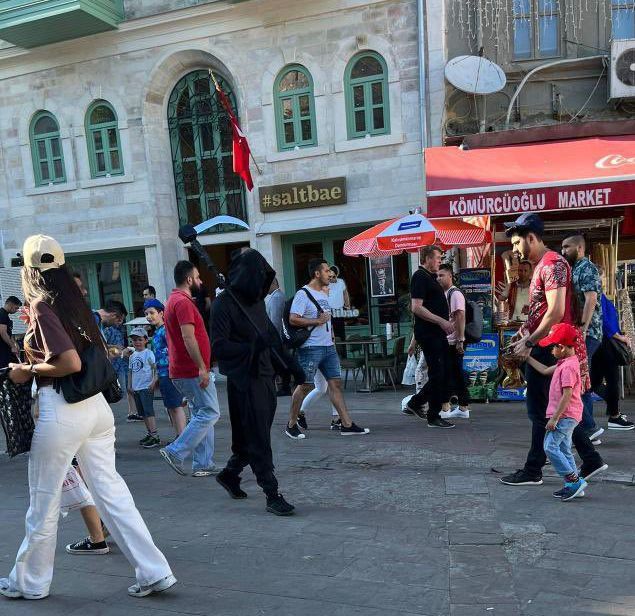 Galata'da bir garip olay! Elinde orakla gezip, fotoğraf çektirdikten sonra kendini ateşe verdi 1