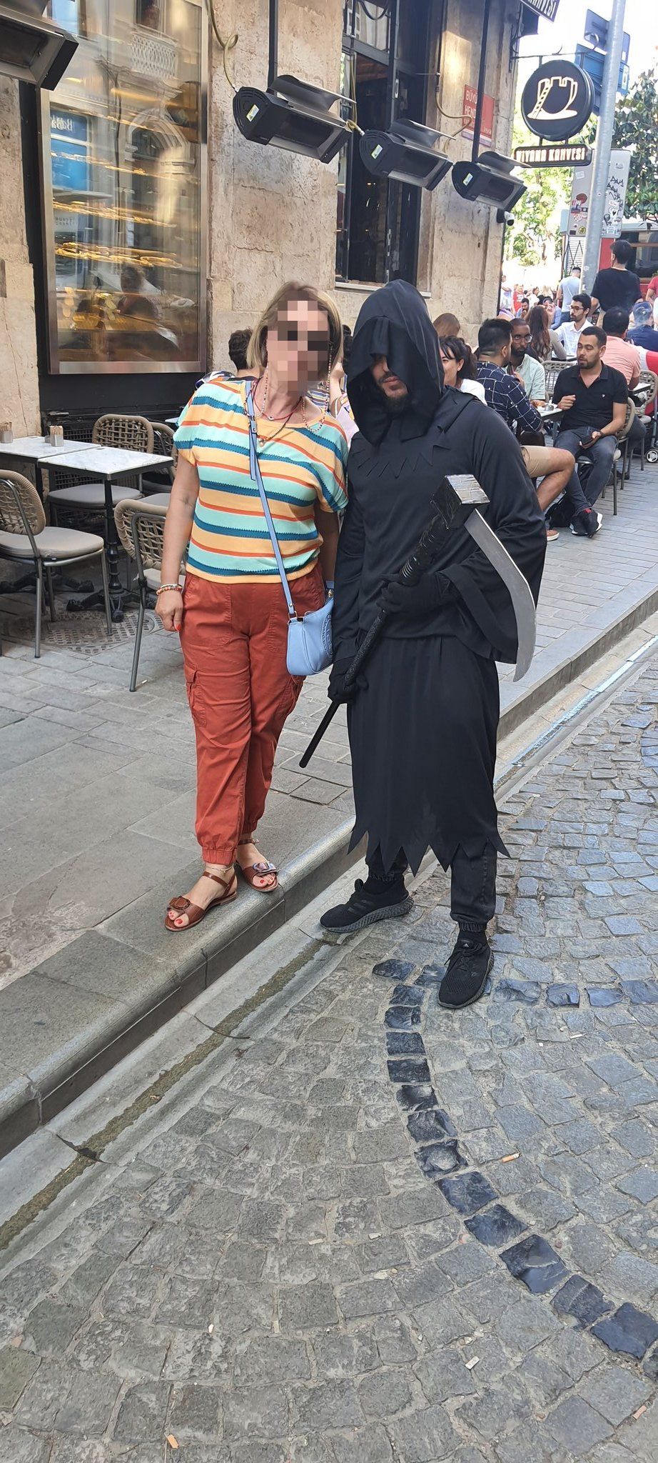 Galata'da bir garip olay! Elinde orakla gezip, fotoğraf çektirdikten sonra kendini ateşe verdi 2