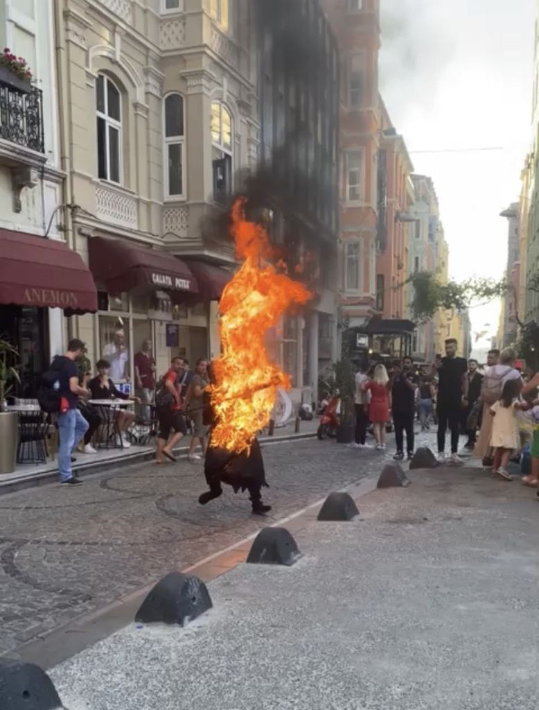 Galata'da bir garip olay! Elinde orakla gezip, fotoğraf çektirdikten sonra kendini ateşe verdi 3