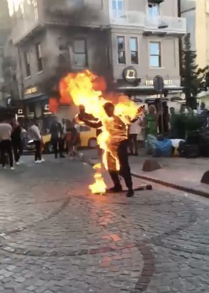 Galata'da bir garip olay! Elinde orakla gezip, fotoğraf çektirdikten sonra kendini ateşe verdi 5