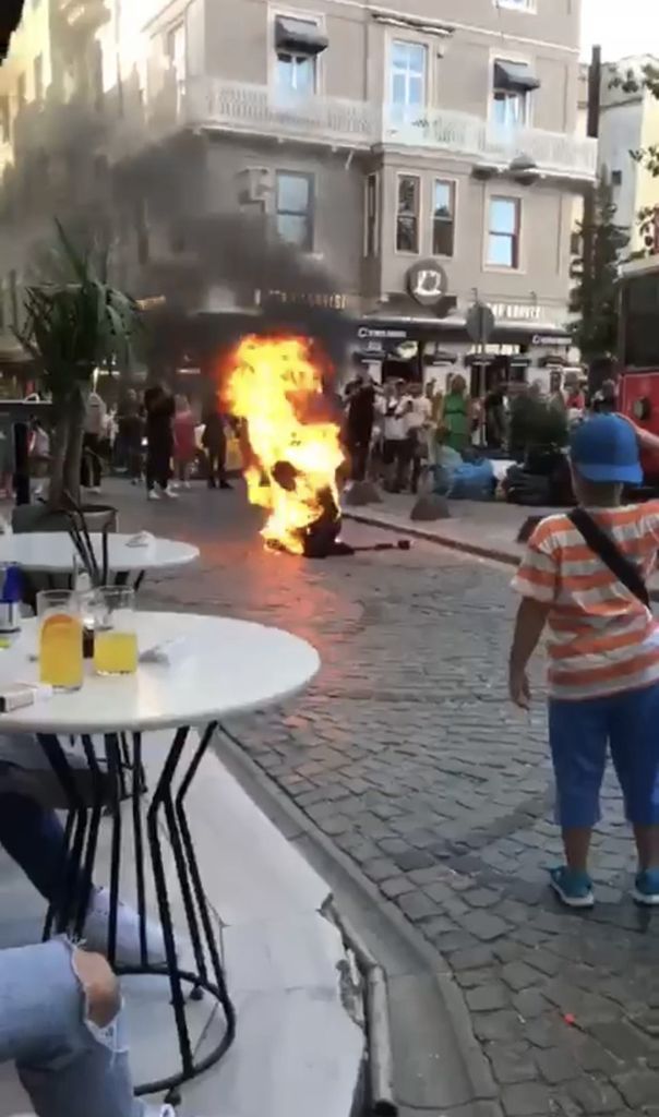 Galata'da bir garip olay! Elinde orakla gezip, fotoğraf çektirdikten sonra kendini ateşe verdi 6